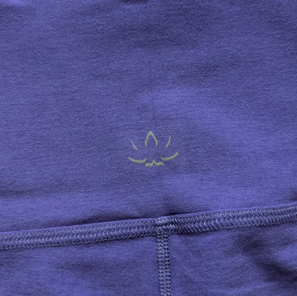 High Waisted Beyond Yoga Biker Shorts - Medium - Ultra Violet 💜 - Picture 3 of 5